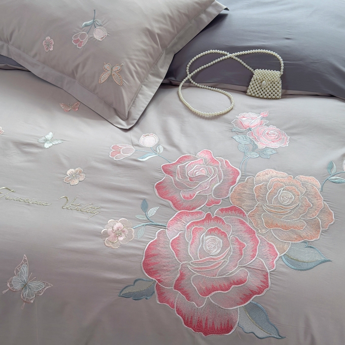 91家纺网 家纺一手货源 找家纺 铭博家纺 2026新款13372新款100%全棉刺绣工艺款四件套-蝶舞玫瑰系列 蝶舞玫瑰-雅致灰