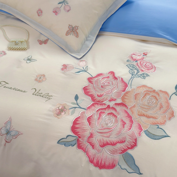 91家纺网 家纺一手货源 找家纺 铭博家纺 2026新款13372新款100%全棉刺绣工艺款四件套-蝶舞玫瑰系列 蝶舞玫瑰-米蓝