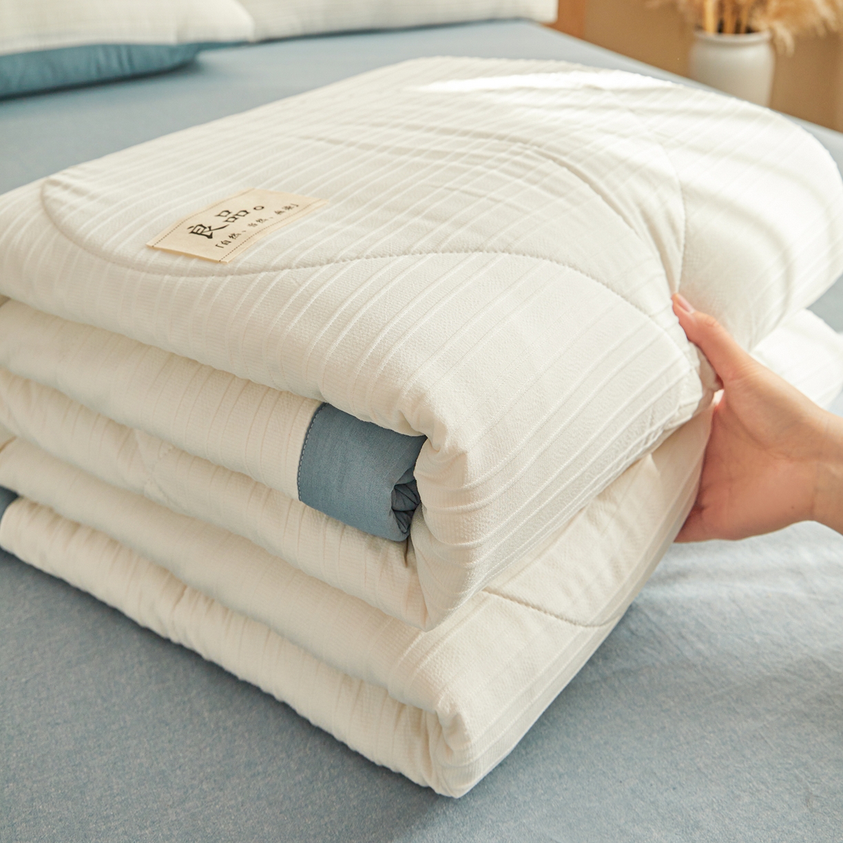 91家纺网 家纺一手货源 找家纺 尊妙被业 2026新款良品条白100%新疆棉花夏被 良品条白+蓝