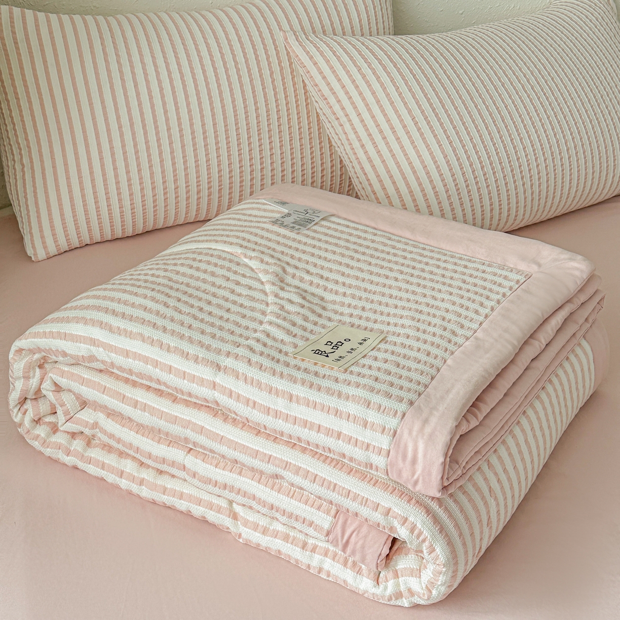 91家纺网 家纺一手货源 找家纺 尊妙被业 2026新款彩条色织棉花被被子被芯 良品色织 彩条粉