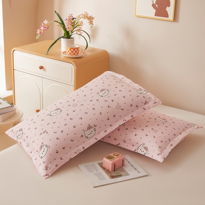 91家纺网 家纺一手货源 找家纺 翎盈家纺 2026新款卡通小清新全棉纯棉枕套成人学生儿童枕头套 凯蒂小姐-粉