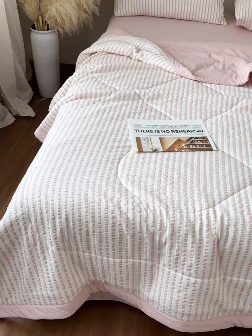 91家纺网 家纺一手货源 找家纺 尊妙被业 2026新款彩条色织棉花被被子被芯 良品色织 彩条粉