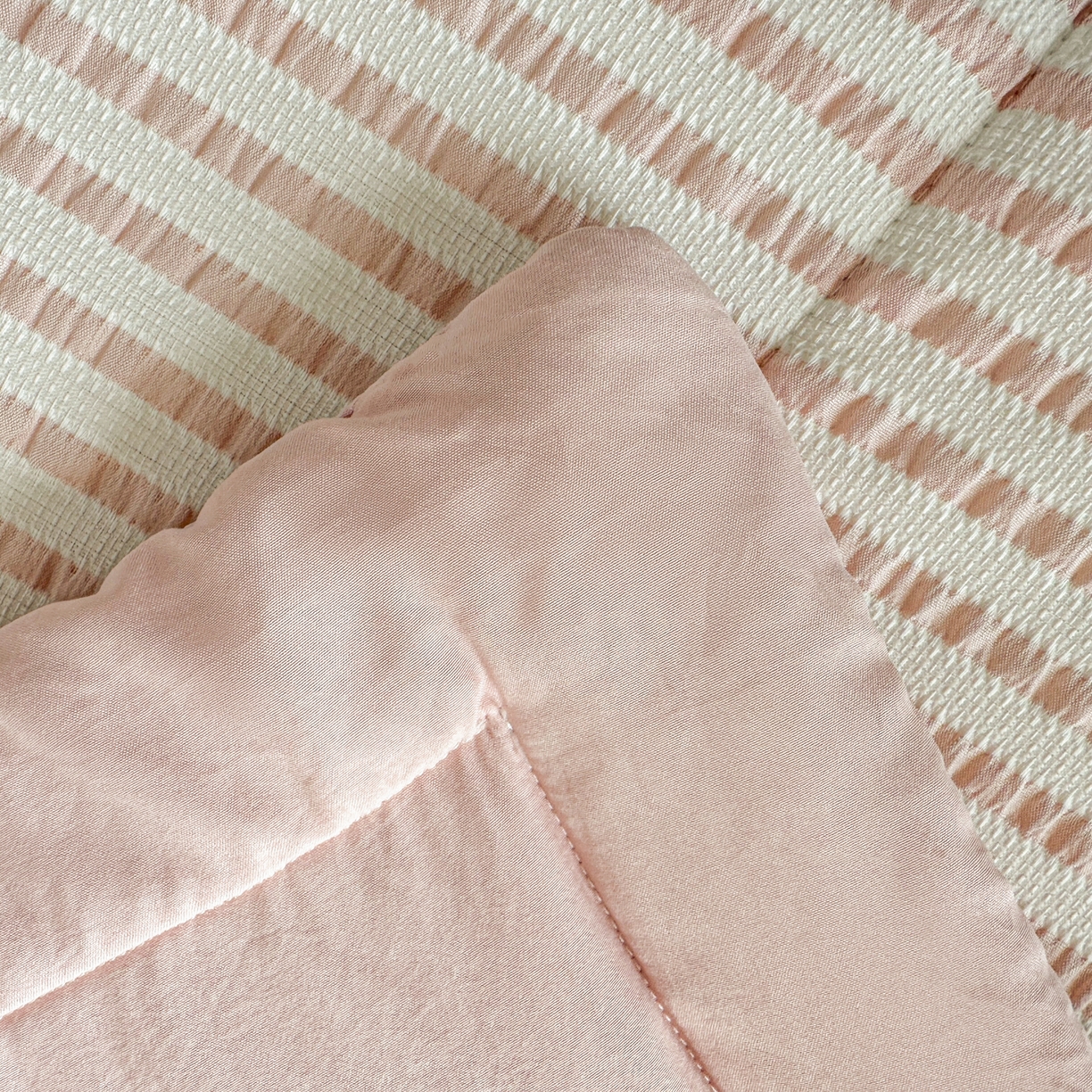 91家纺网 家纺一手货源 找家纺 尊妙被业 2026新款彩条色织棉花被被子被芯 良品色织 彩条粉