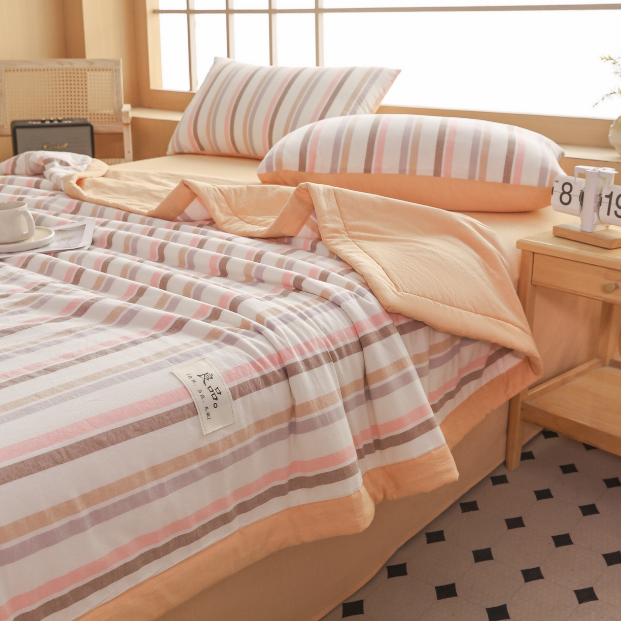 91家纺网 家纺一手货源 找家纺 尊妙被业 2026全棉色织水洗全棉棉花夏被 被子被芯 夏被四件套（竖条款） 况野-粉咖