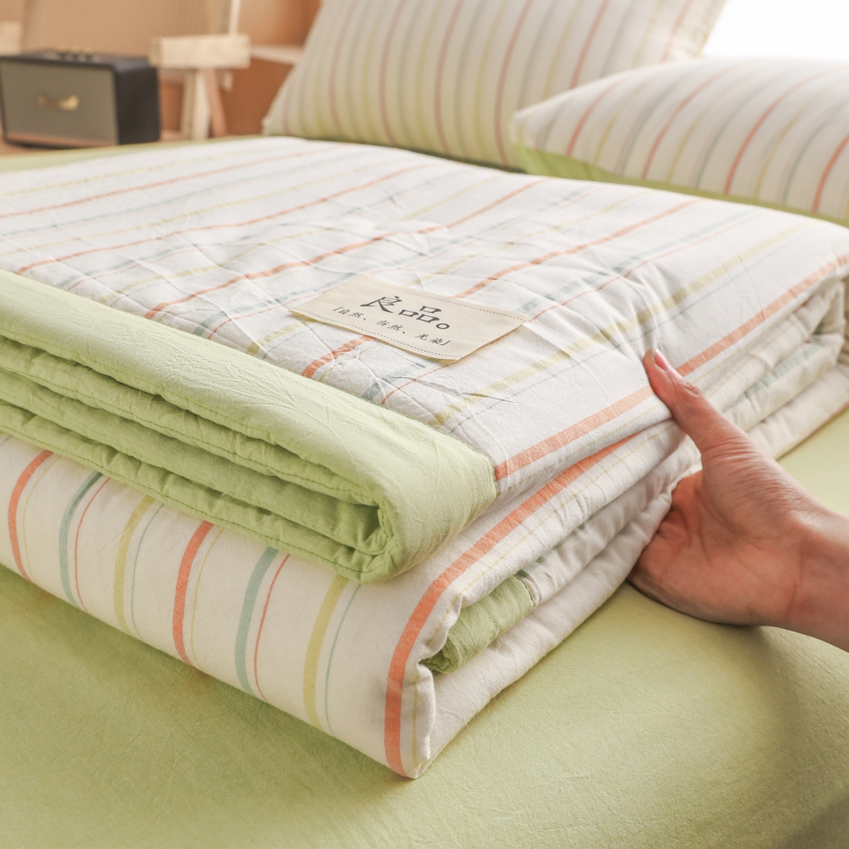 91家纺网 家纺一手货源 找家纺 尊妙被业 2026全棉色织水洗全棉棉花夏被 被子被芯 夏被四件套（竖条款） 且乐-粉