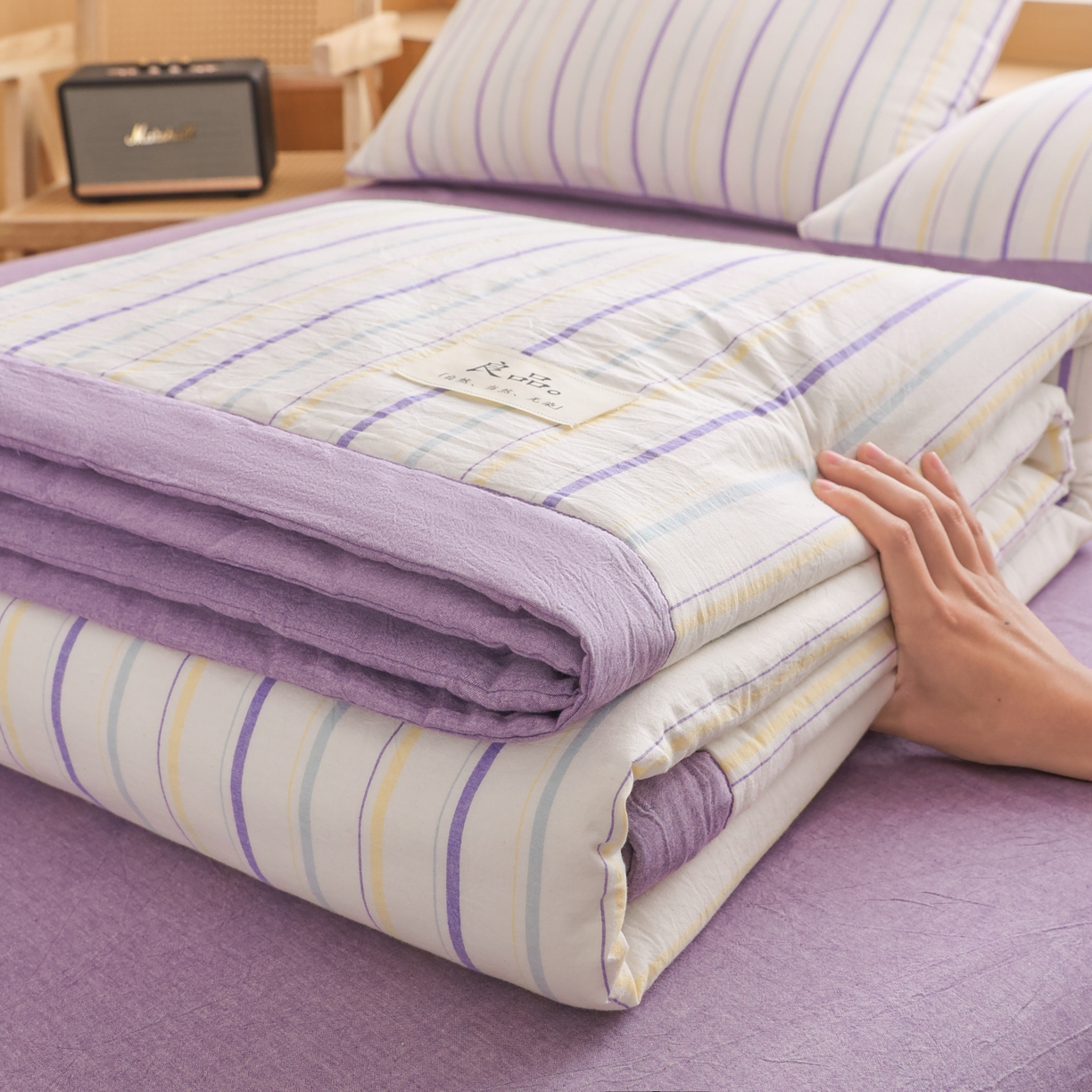 91家纺网 家纺一手货源 找家纺 尊妙被业 2026全棉色织水洗全棉棉花夏被 被子被芯 夏被四件套（竖条款） 且乐-紫