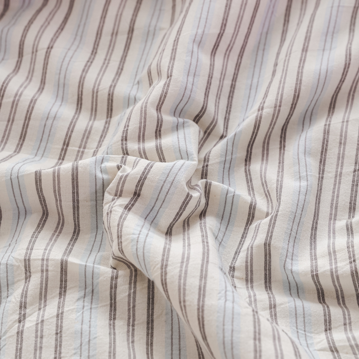 91家纺网 家纺一手货源 找家纺 尊妙被业 2026全棉色织水洗全棉棉花夏被 被子被芯 夏被四件套（竖条款） BG蓝风