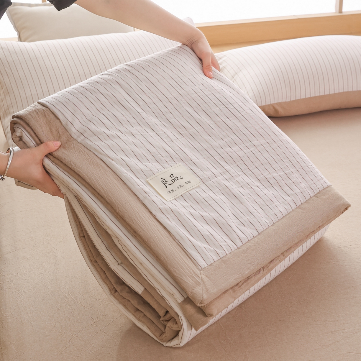 91家纺网 家纺一手货源 找家纺 尊妙被业 2026全棉色织水洗全棉棉花夏被 被子被芯 夏被四件套（竖条款） BG咖细条