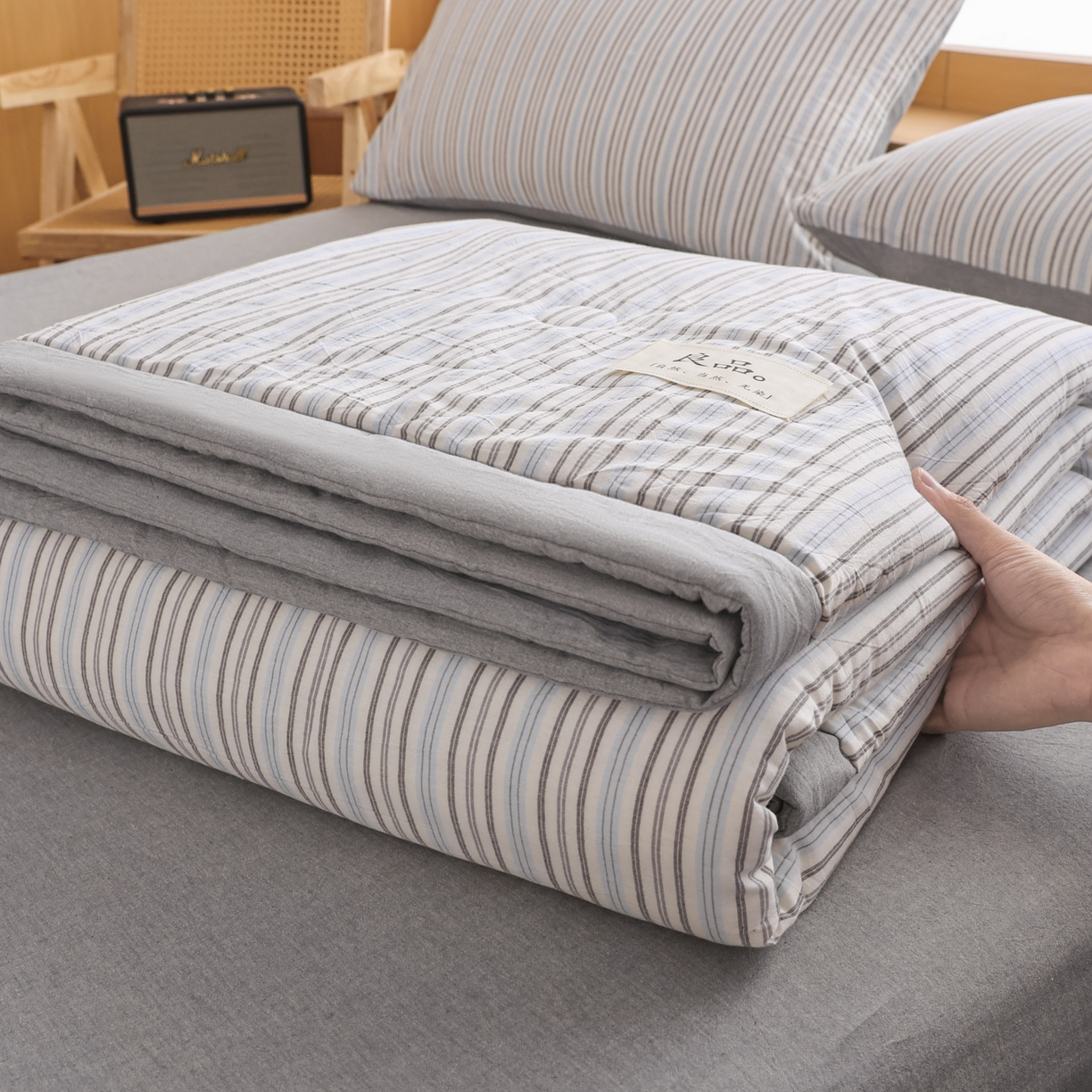 91家纺网 家纺一手货源 找家纺 尊妙被业 2026全棉色织水洗全棉棉花夏被 被子被芯 夏被四件套（竖条款） BG蓝风