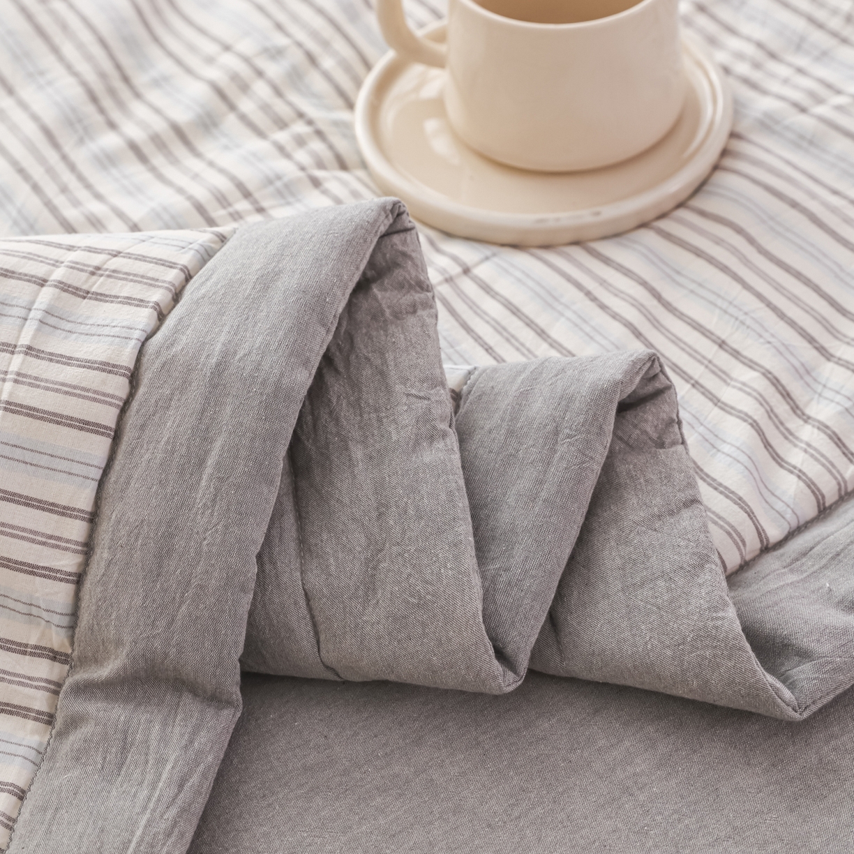 91家纺网 家纺一手货源 找家纺 尊妙被业 2026全棉色织水洗全棉棉花夏被 被子被芯 夏被四件套（竖条款） BG蓝风