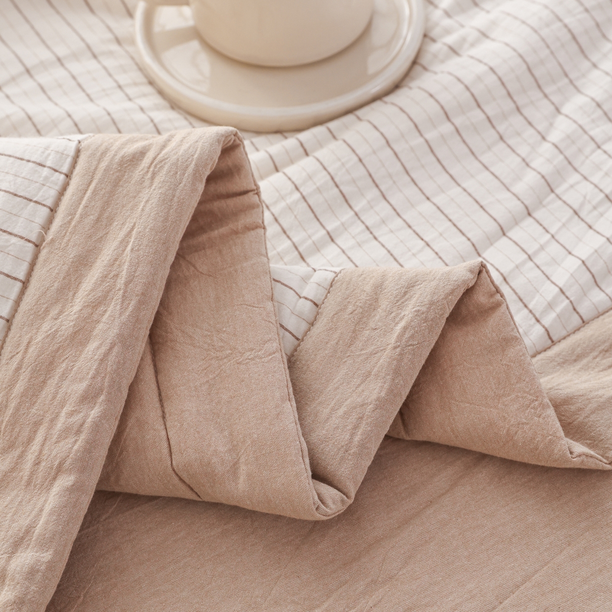 91家纺网 家纺一手货源 找家纺 尊妙被业 2026全棉色织水洗全棉棉花夏被 被子被芯 夏被四件套（竖条款） BG咖细条