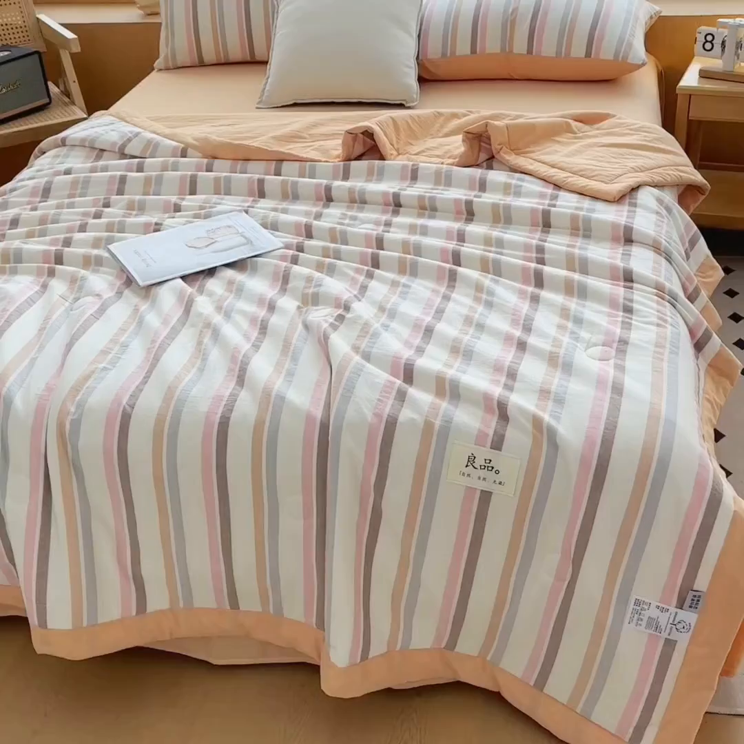 91家纺网 家纺一手货源 找家纺 尊妙被业 2026全棉色织水洗全棉棉花夏被 被子被芯 夏被四件套（竖条款） 况野-粉咖