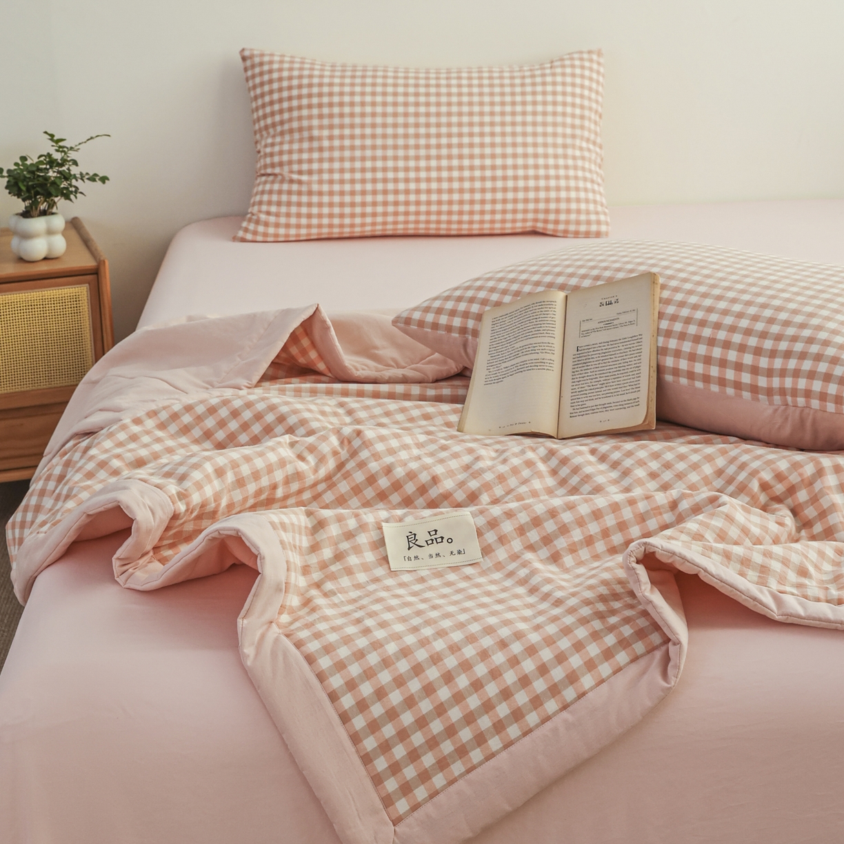 91家纺网 家纺一手货源 找家纺 尊妙被业 2026全棉色织水洗全棉棉花夏被 被子被芯 夏被四件套（格子款） 粉小格