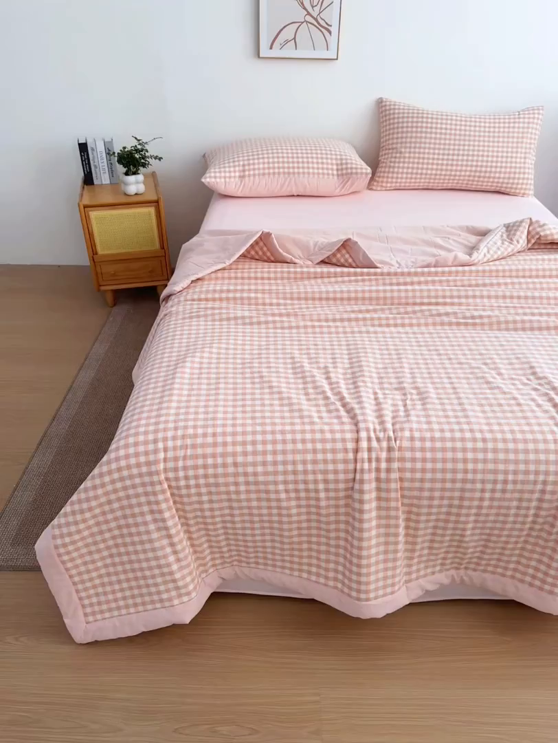 91家纺网 家纺一手货源 找家纺 尊妙被业 2026全棉色织水洗全棉棉花夏被 被子被芯 夏被四件套（格子款） 粉小格