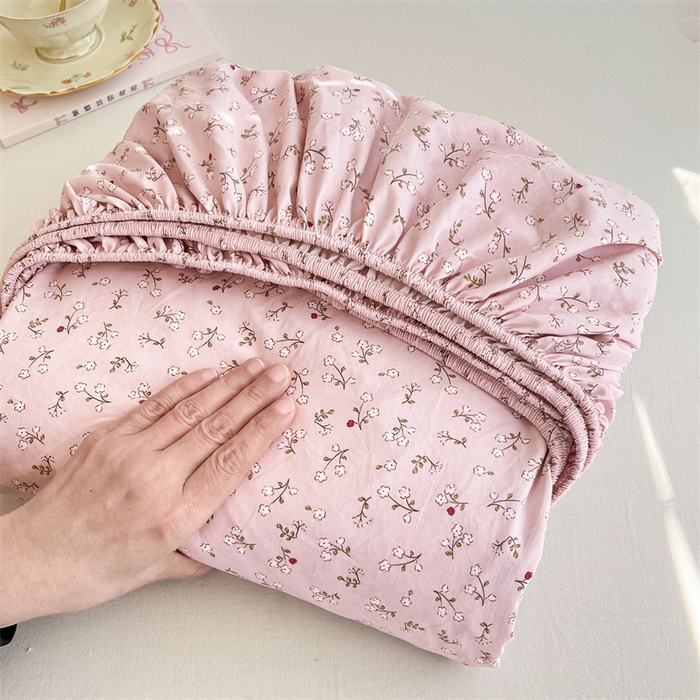 91家纺网 家纺一手货源 找家纺 梦舒羽 2026新款A类云朵棉亲肤四季款床笠席梦思床罩全包床单三件套 爱丽丝-粉