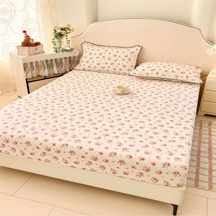 91家纺网 家纺一手货源 找家纺 梦舒羽 2026新款A类云朵棉亲肤四季款床笠席梦思床罩全包床单三件套 粉黛花园