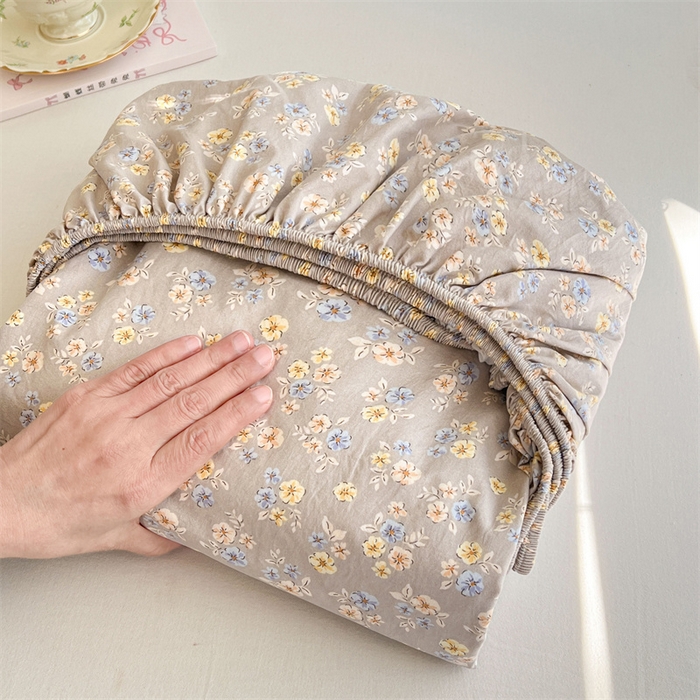 91家纺网 家纺一手货源 找家纺 梦舒羽 2026新款A类云朵棉亲肤四季款床笠席梦思床罩全包床单三件套 花无归期