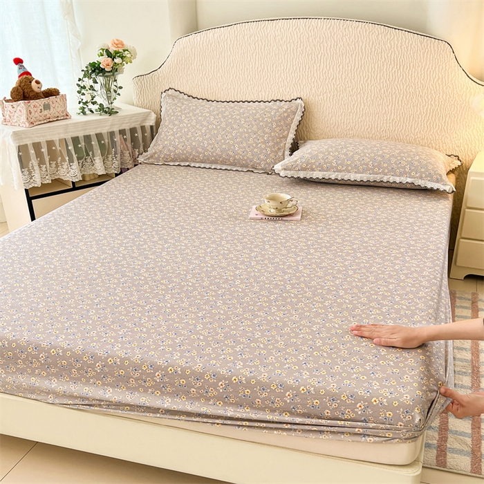 91家纺网 家纺一手货源 找家纺 梦舒羽 2026新款A类云朵棉亲肤四季款床笠席梦思床罩全包床单三件套 花无归期