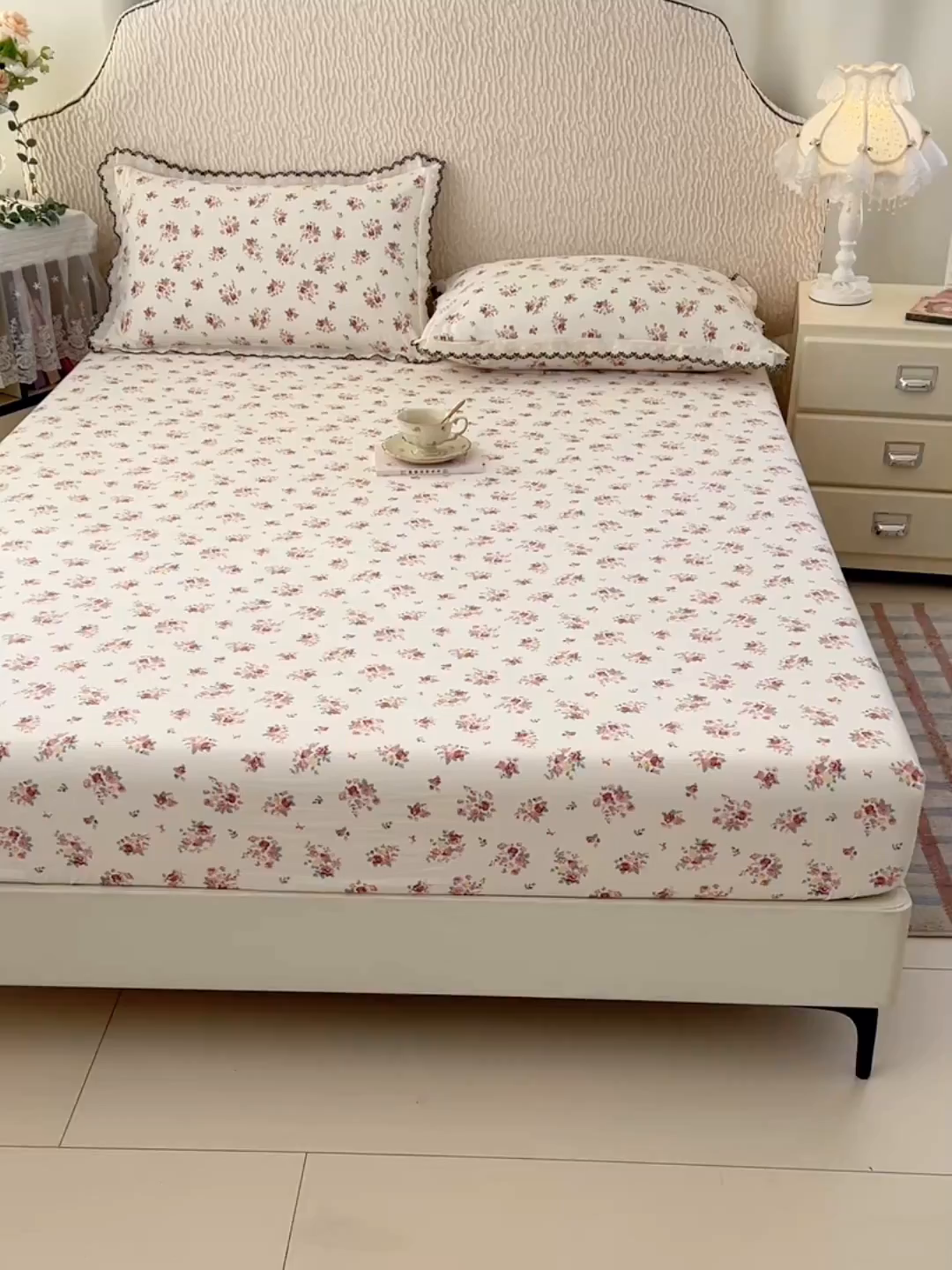 91家纺网 家纺一手货源 找家纺 梦舒羽 2026新款A类云朵棉亲肤四季款床笠席梦思床罩全包床单三件套 粉黛花园