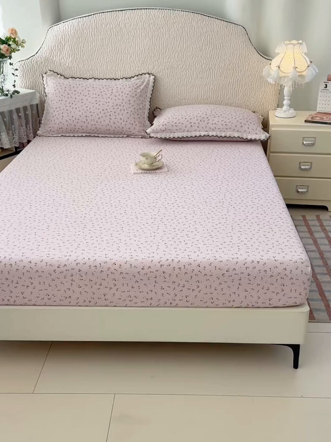 91家纺网 家纺一手货源 找家纺 梦舒羽 2026新款A类云朵棉亲肤四季款床笠席梦思床罩全包床单三件套 爱丽丝-粉