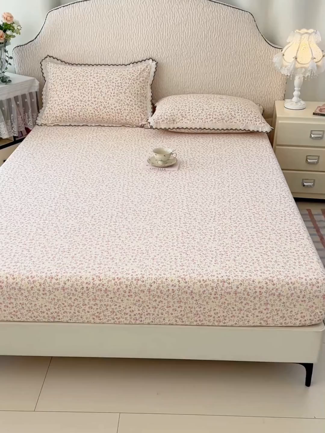 91家纺网 家纺一手货源 找家纺 梦舒羽 2026新款A类云朵棉亲肤四季款床笠席梦思床罩全包床单三件套 芊芊花海