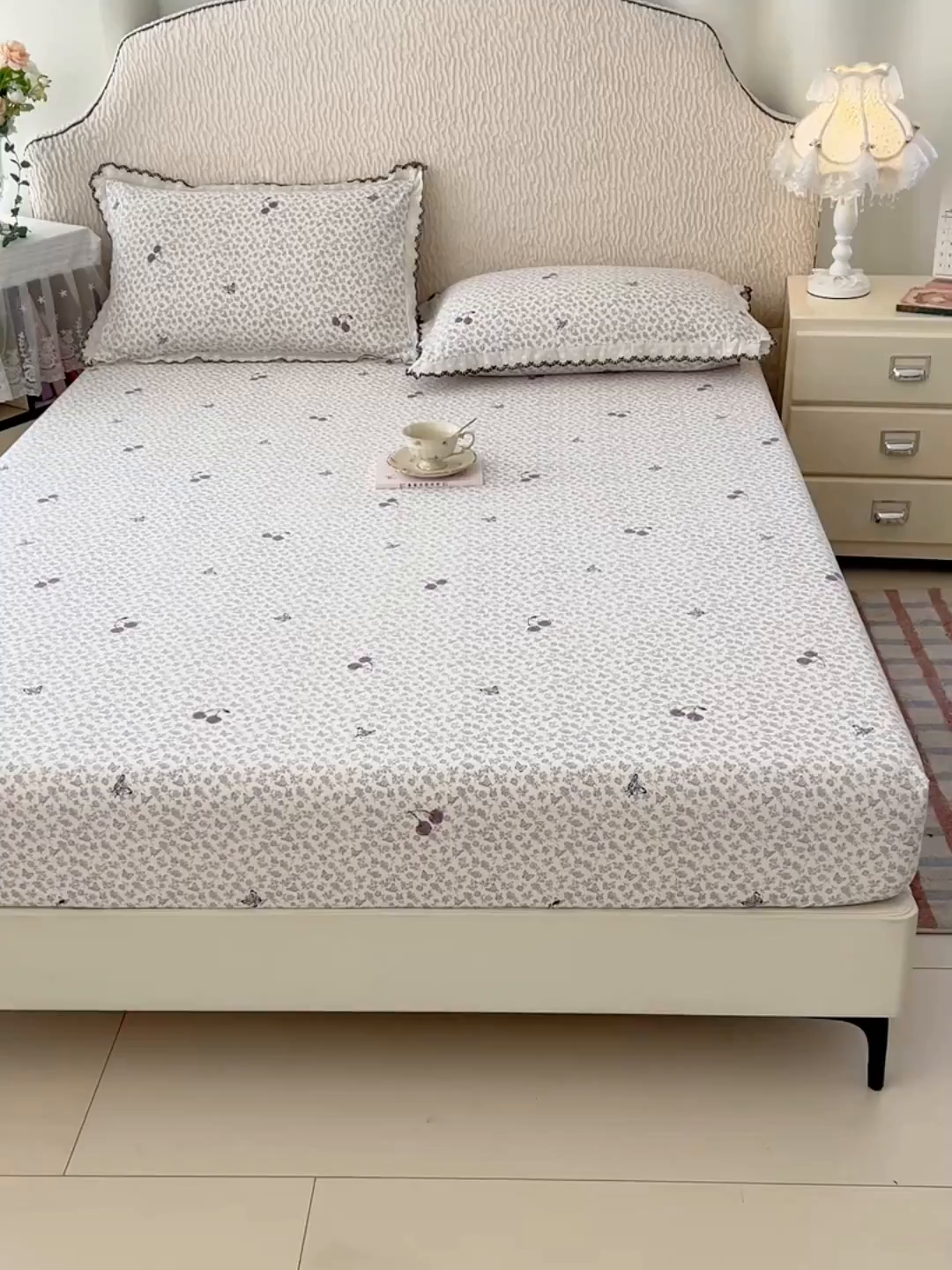 91家纺网 家纺一手货源 找家纺 梦舒羽 2026新款A类云朵棉亲肤四季款床笠席梦思床罩全包床单三件套 蝴蝶梦境