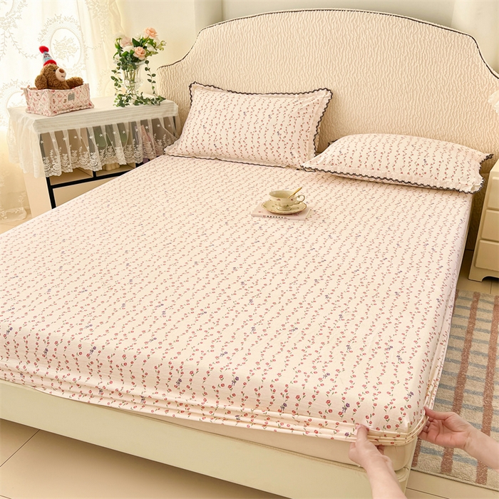 91家纺网 家纺一手货源 找家纺 圣比熊 2026新款A类云朵棉亲肤四季款床笠席梦思床罩全包床单三件套 花漾甜心