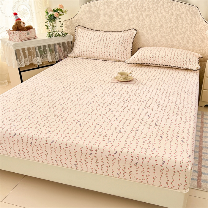 91家纺网 家纺一手货源 找家纺 圣比熊 2026新款A类云朵棉亲肤四季款床笠席梦思床罩全包床单三件套 花漾甜心