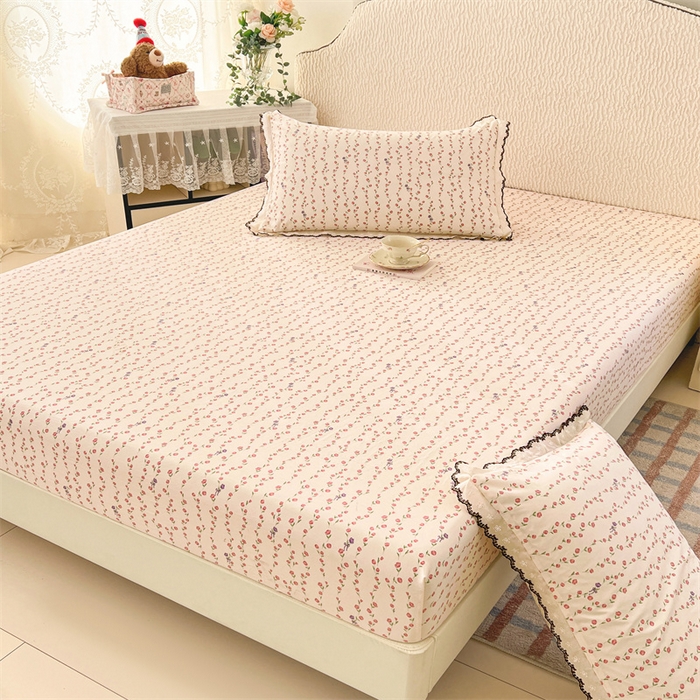 91家纺网 家纺一手货源 找家纺 圣比熊 2026新款A类云朵棉亲肤四季款床笠席梦思床罩全包床单三件套 花漾甜心