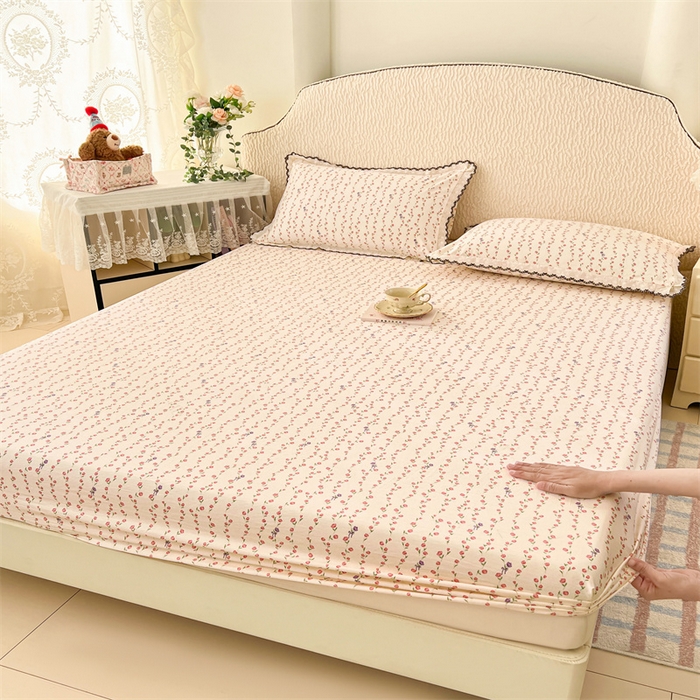 91家纺网 家纺一手货源 找家纺 圣比熊 2026新款A类云朵棉亲肤四季款床笠席梦思床罩全包床单三件套 花漾甜心