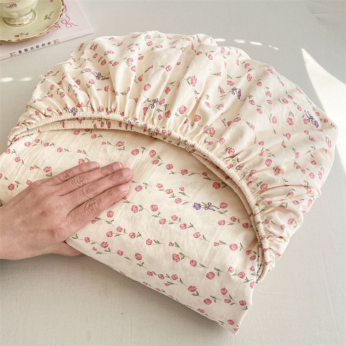 91家纺网 家纺一手货源 找家纺 圣比熊 2026新款A类云朵棉亲肤四季款床笠席梦思床罩全包床单三件套 花漾甜心