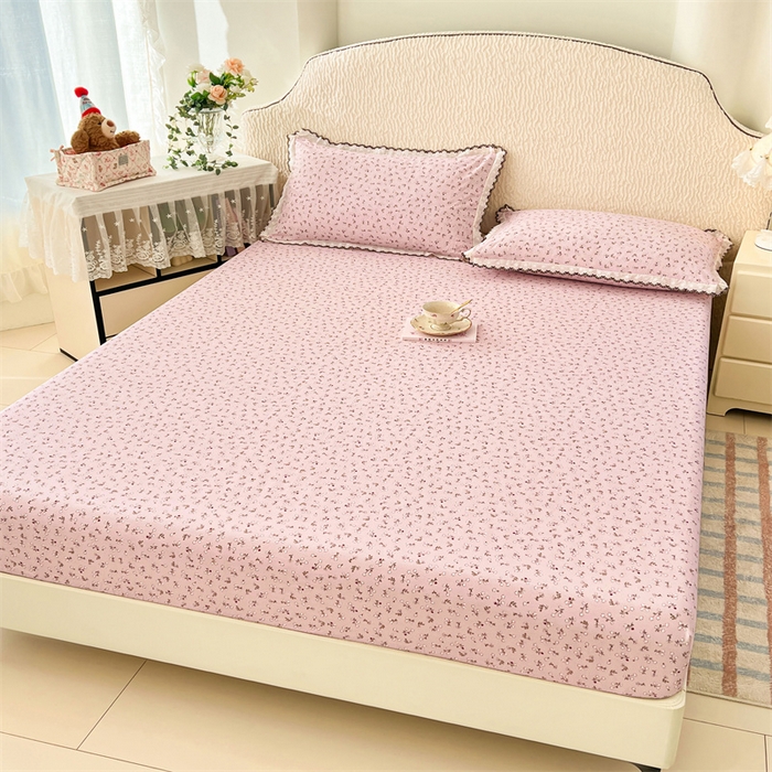 91家纺网 家纺一手货源 找家纺 圣比熊 2026新款A类云朵棉亲肤四季款床笠席梦思床罩全包床单三件套 爱丽丝-粉