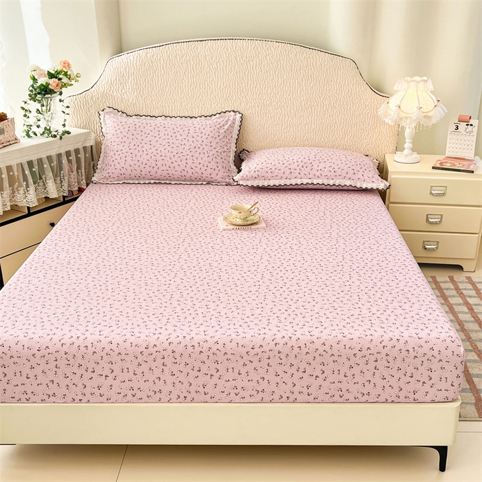91家纺网 家纺一手货源 找家纺 圣比熊 2026新款A类云朵棉亲肤四季款床笠席梦思床罩全包床单三件套 爱丽丝-粉