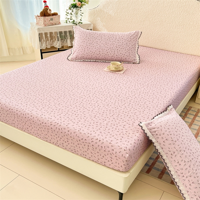 91家纺网 家纺一手货源 找家纺 圣比熊 2026新款A类云朵棉亲肤四季款床笠席梦思床罩全包床单三件套 爱丽丝-粉