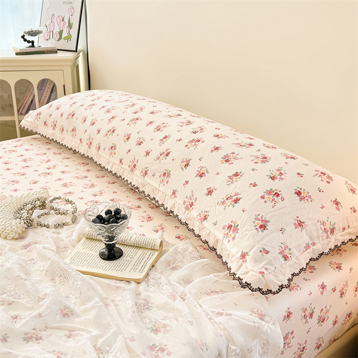 91家纺网 家纺一手货源 找家纺 梦舒羽 2026新款A类云朵棉蕾丝花边枕套宿舍情侣双人加长枕芯内胆套 粉黛花园（单层蕾丝花边）