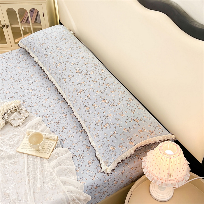 91家纺网 家纺一手货源 找家纺 梦舒羽 2026新款A类云朵棉蕾丝花边枕套宿舍情侣双人加长枕芯内胆套 兰亭序-蓝（单层蕾丝花边）