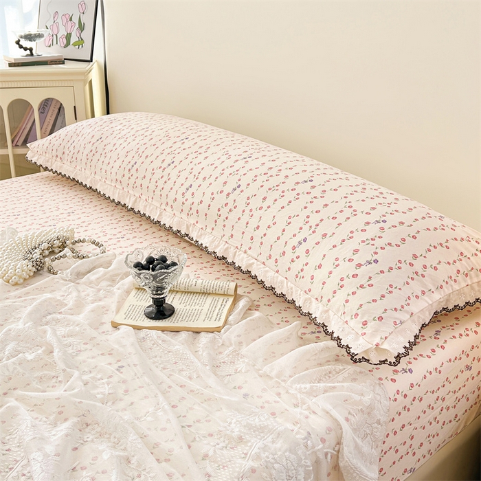 91家纺网 家纺一手货源 找家纺 梦舒羽 2026新款A类云朵棉蕾丝花边枕套宿舍情侣双人加长枕芯内胆套 花漾甜心（单层蕾丝花边）