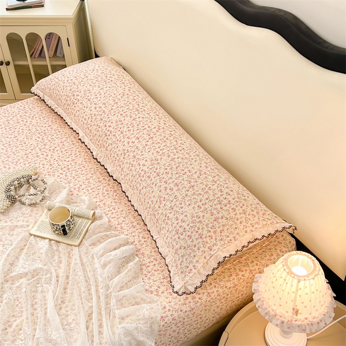 91家纺网 家纺一手货源 找家纺 梦舒羽 2026新款A类云朵棉蕾丝花边枕套宿舍情侣双人加长枕芯内胆套 芊芊花海（单层蕾丝花边）