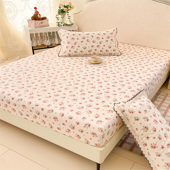 91家纺网 家纺一手货源 找家纺 圣比熊 2026新款A类云朵棉亲肤四季款床笠席梦思床罩全包床单三件套 粉黛花园
