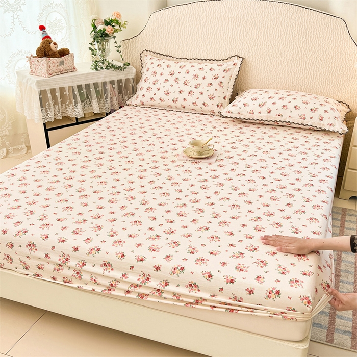 91家纺网 家纺一手货源 找家纺 圣比熊 2026新款A类云朵棉亲肤四季款床笠席梦思床罩全包床单三件套 粉黛花园