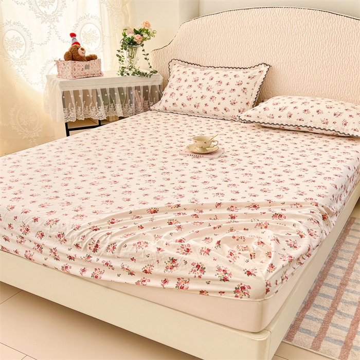 91家纺网 家纺一手货源 找家纺 圣比熊 2026新款A类云朵棉亲肤四季款床笠席梦思床罩全包床单三件套 粉黛花园
