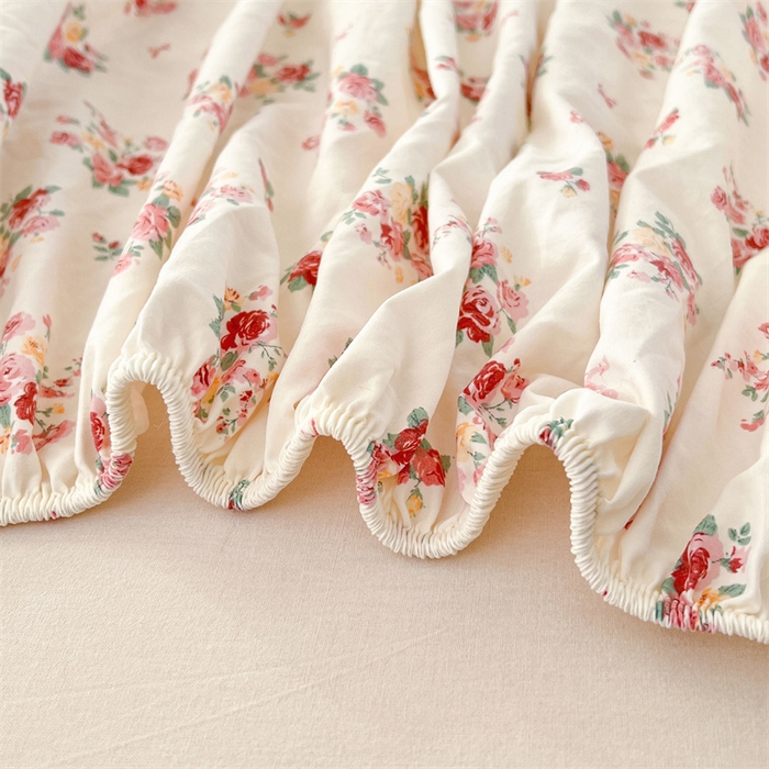 91家纺网 家纺一手货源 找家纺 圣比熊 2026新款A类云朵棉亲肤四季款床笠席梦思床罩全包床单三件套 粉黛花园