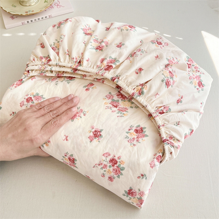 91家纺网 家纺一手货源 找家纺 圣比熊 2026新款A类云朵棉亲肤四季款床笠席梦思床罩全包床单三件套 粉黛花园