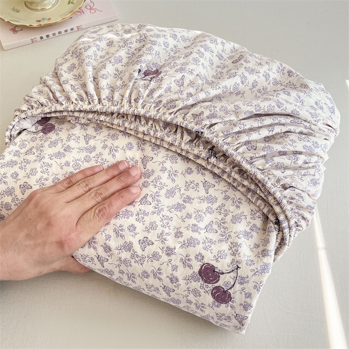 91家纺网 家纺一手货源 找家纺 圣比熊 2026新款A类云朵棉亲肤四季款床笠席梦思床罩全包床单三件套 蝴蝶梦境