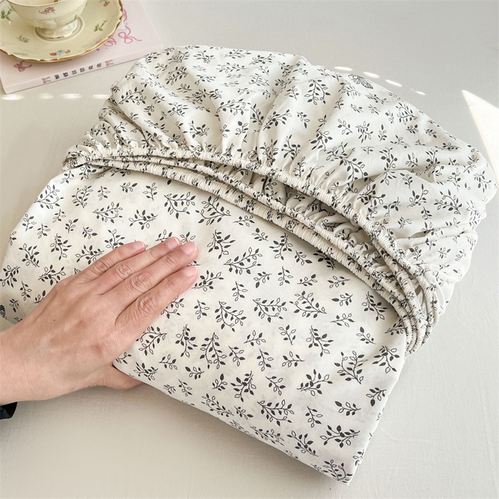 91家纺网 家纺一手货源 找家纺 圣比熊 2026新款A类云朵棉亲肤四季款床笠席梦思床罩全包床单三件套 花间迷离