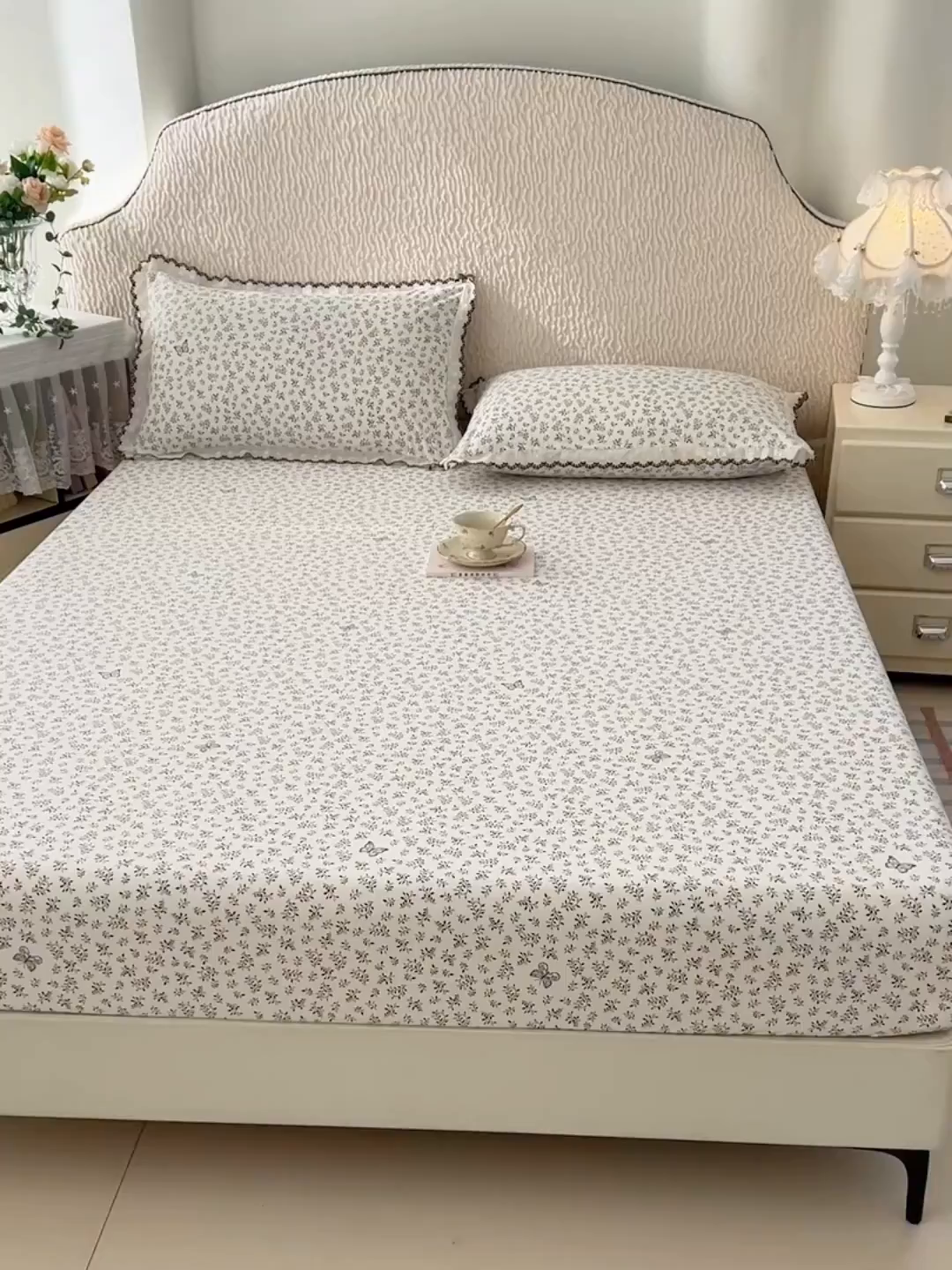 91家纺网 家纺一手货源 找家纺 圣比熊 2026新款A类云朵棉亲肤四季款床笠席梦思床罩全包床单三件套 花间迷离