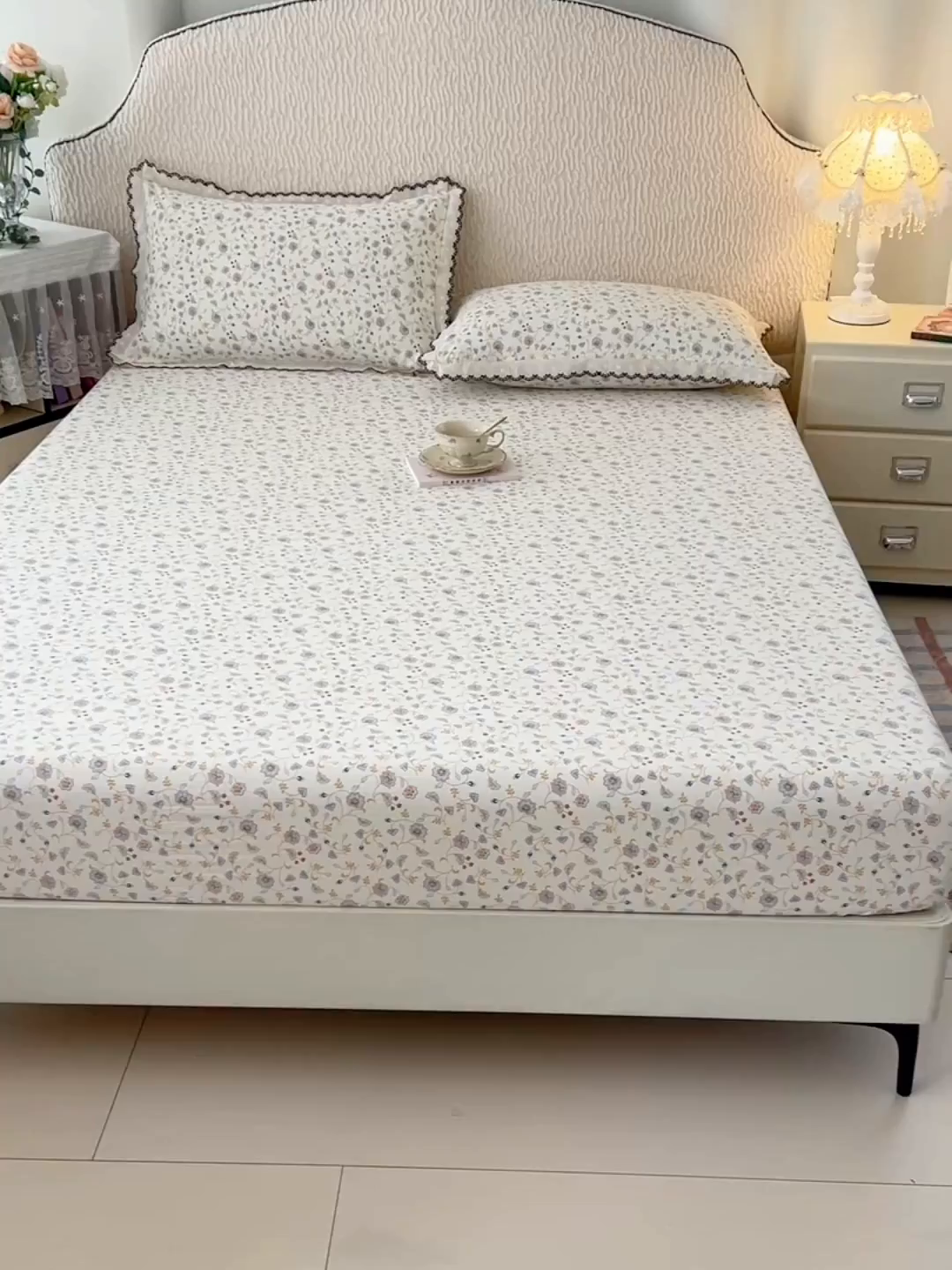 91家纺网 家纺一手货源 找家纺 圣比熊 2026新款A类云朵棉亲肤四季款床笠席梦思床罩全包床单三件套 花蔓清风