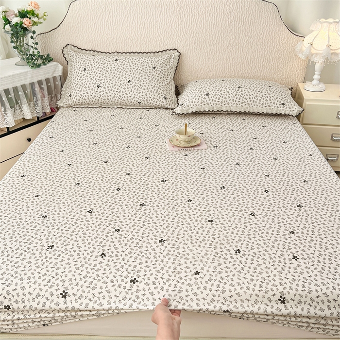 91家纺网 家纺一手货源 找家纺 圣比熊 2026新款A类云朵棉亲肤四季款床笠席梦思床罩全包床单三件套 花无意
