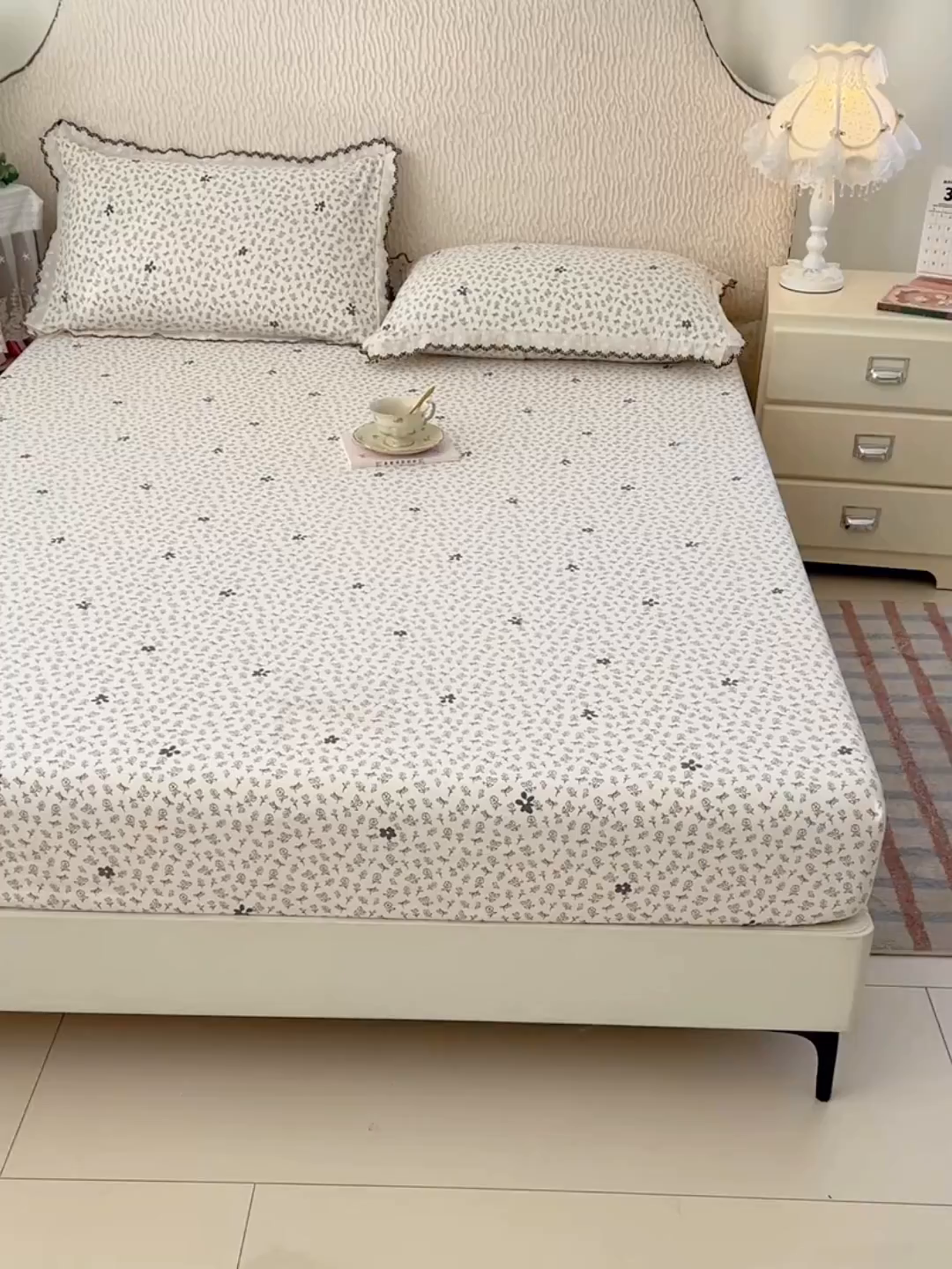 91家纺网 家纺一手货源 找家纺 圣比熊 2026新款A类云朵棉亲肤四季款床笠席梦思床罩全包床单三件套 花无意