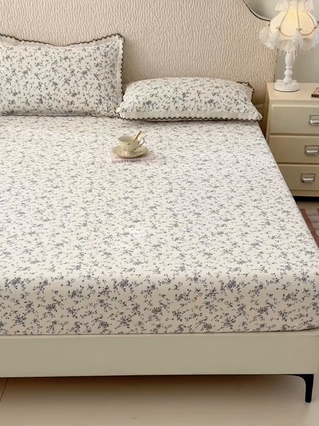 91家纺网 家纺一手货源 找家纺 圣比熊 2026新款A类云朵棉亲肤四季款床笠席梦思床罩全包床单三件套 兰亭序-灰